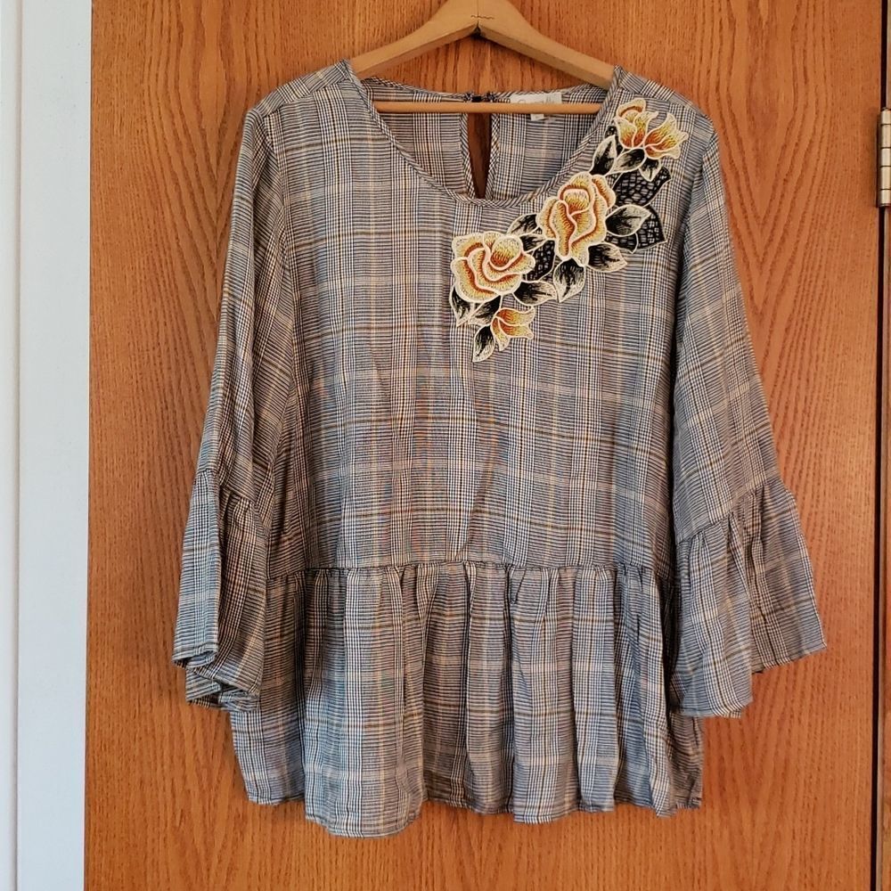 EUC Pretty Plaid Chenault Flouncy Top with Floral Accent Sz XL